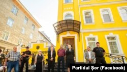 Marina Tauber pe scările Curții Constituționale vorbindu-le la 19 septembrie, zi în care magistrații CC au sistat examinarea sesizării depusă de parlamentarii fostului Partid Șor, declarat neconstituțional, privind restricționarea participării la alegeri.