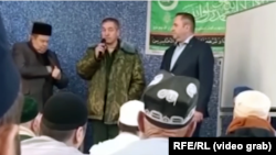 Видео показва как руски военен вербовчик говори с мигранти в джамия в Челябинск, април 2023 г.