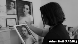 Milihate Cokli me fotografinë e së bijës në duar.