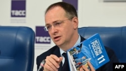 Ndihmësi i Kremlinit, Vladimir Medinsky duke e prezantuar librin e ri shkollor për nxënësit e shkollave të mesme që flet për historinë e Rusisë.
