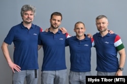 Szakály András, Kapu Tibor, Cserényi Gyula és Schlégl Ádám (b–j), a HUNOR program űrhajósjelöltjei