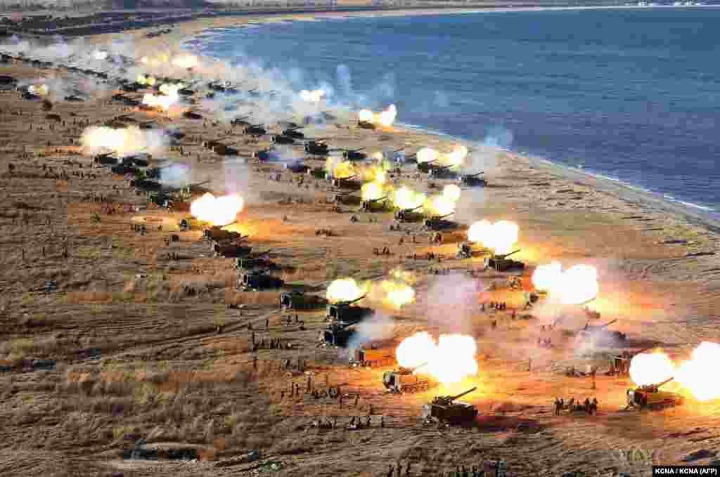 Самоодни артилериски возила пукаат во морето од Северна Кореја кон крајот на 2016 година. Од Калибр Обскура велат: &bdquo;Тешко е да се биде сигурен во [влијанието што може да го има севернокорејското оружје], но зголемената достапност на муниција за руската артилерија, или делови и [материјали] за да подолго трае артилериското пукање, сигурно ќе ги отежни работите за Украина&ldquo;. &nbsp;