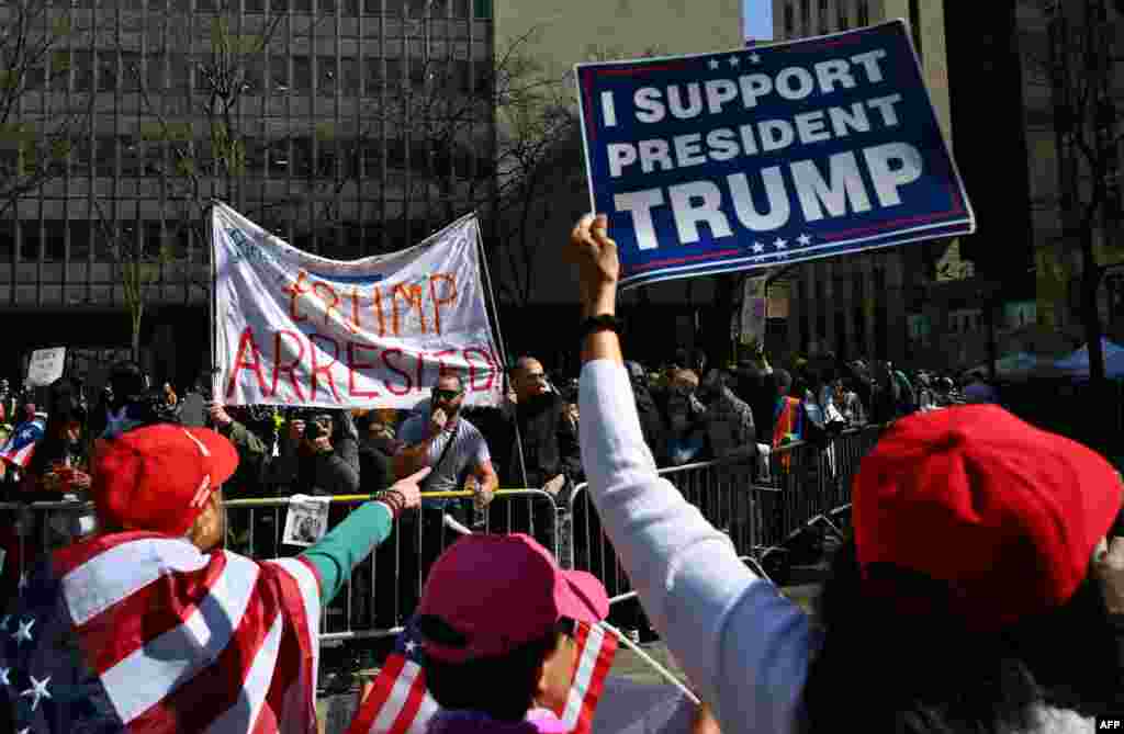 Pristalice Donalda Trumpa nasuprot njegovih protivnika u isto vrijeme ispred ureda okružnog tužioca Manhattana u New Yorku 4. aprila 2023.