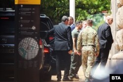 Володимир Зеленски на входа на Министерския съвет
