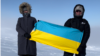 Nikita Gorbunov (djathtas) është nën hetim me dyshimin për "diskreditim të forcave të armatosura të Federatës Ruse" për mbajtjen e një tabele ku shkruhej "Më përqafo nëse je kundër luftës".