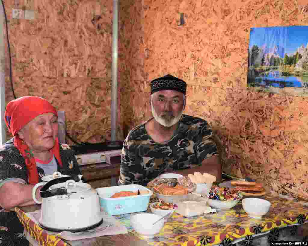 Farmer Tolesh sjedi za svojim stolom kod kuće. Hiljade ljudi žive u blizini granica testnih mjesta. Mnogi žive na kontaminiranoj zemlji i bore se sa bolestima za koje doktori kažu da su povezane sa kontaminacijom poligona. Stanovnici primaju državne beneficije za život u kontaminiranom području, ali se žale da su beneficije jedva dovoljne da im omoguće da sastave kraj s krajem.