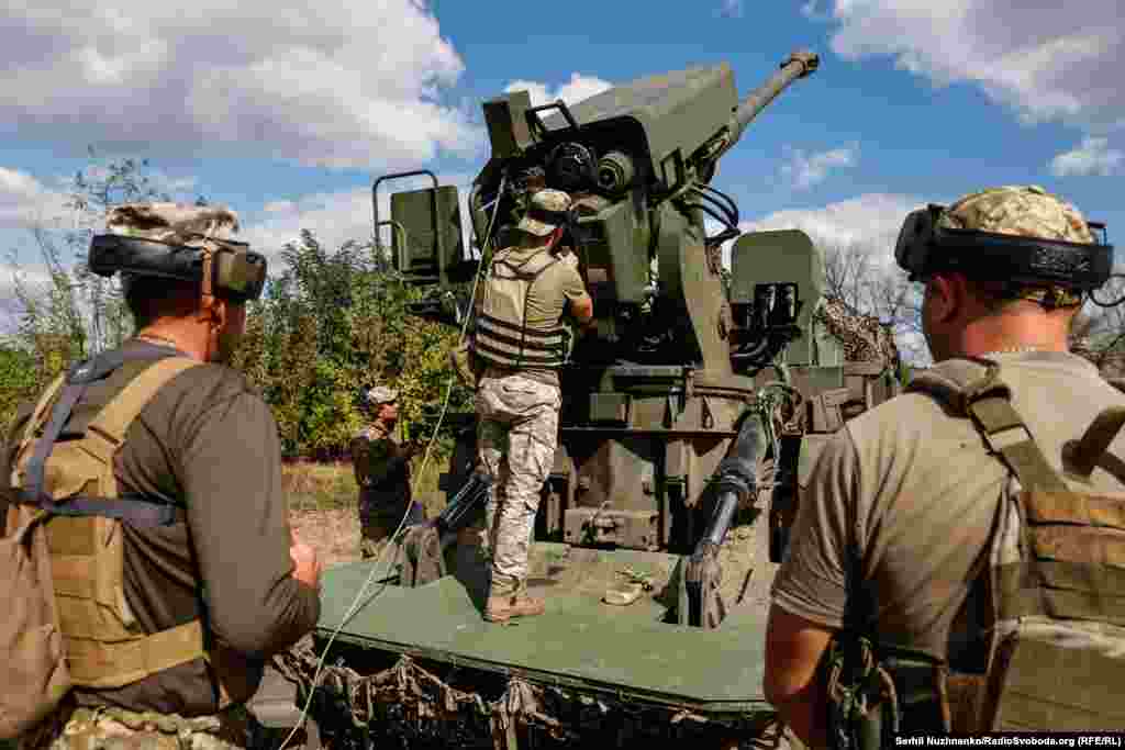 A legénység betölti a fegyvert. A Bohdana egyik legfontosabb jellemzője a 155 mm-es lövedékek használata. A NATO-szabvány szerinti kaliber viszonylag könnyen elérhető Ukrajna számára a nyugati szövetségesektől, ellentétben a szovjet tervezésű fegyverekben használt, 152 mm-es lőszerekkel