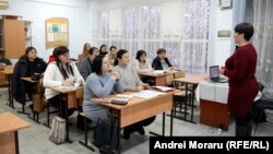 Imagine de la o lecție de limbă română pentru adulți la Congaz, UTA Găgăuzia.