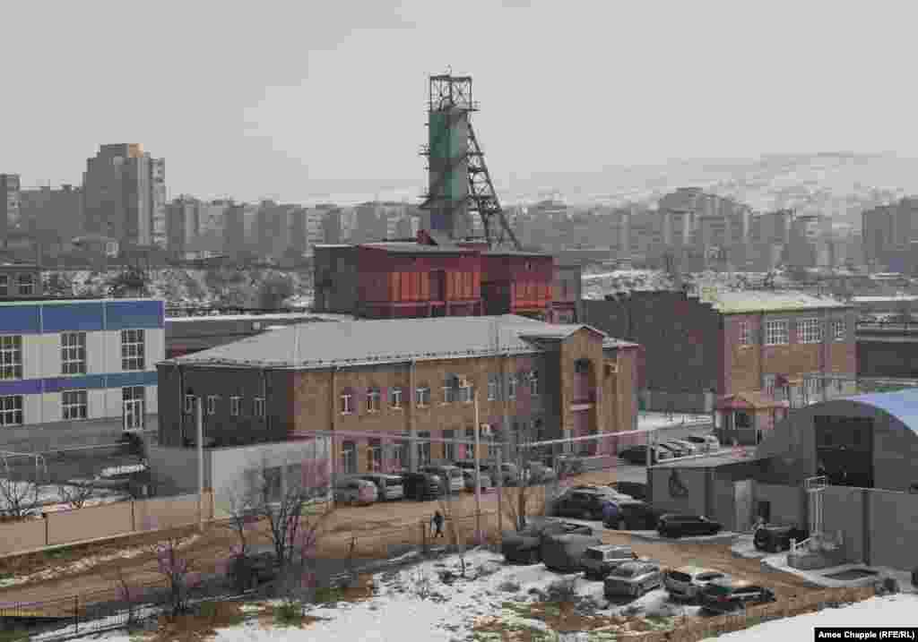 Погледнат отгоре, солният завод Аван има вид на невзрачен индустриален обект в северната част на Ереван. 