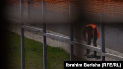 Një i burgosur duke fshirë oborrin në Qendrën e Paraburgimit në rajonin e Gjilanit.