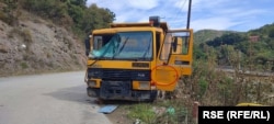 Në derë është e shkruar adresa e selisë së kompanisë në Beograd dhe numri i telefonit me kodin e Serbisë.