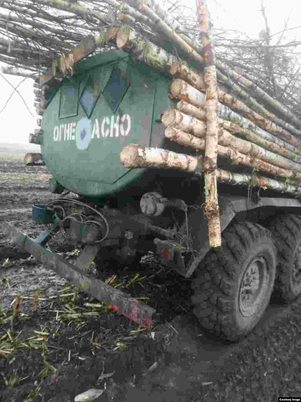 Ostali ruski kamioni za gorivo bili su umotani u debla breze. Nejasno je da li je ovaj tanker bio maskiran da izgleda kao vozilo za prevoz drva - kao što, prema izvještajima, rade ruske snage - ili je drveni sloj dizajniran isključivo kao balistička zaštita. Debla pružaju određenu zaštitu od malokalibarskog oružja i gelera, ali dodaju značajnu težinu vozilu i time im otežavaju prohodnost na terenu, posebno na blatnjavim putevima.
