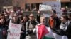 Suporterii pro-palestinieni scandează în timpul unui miting împotriva războiului Israel-Hamas din Gaza, 24 aprilie, 2024.
