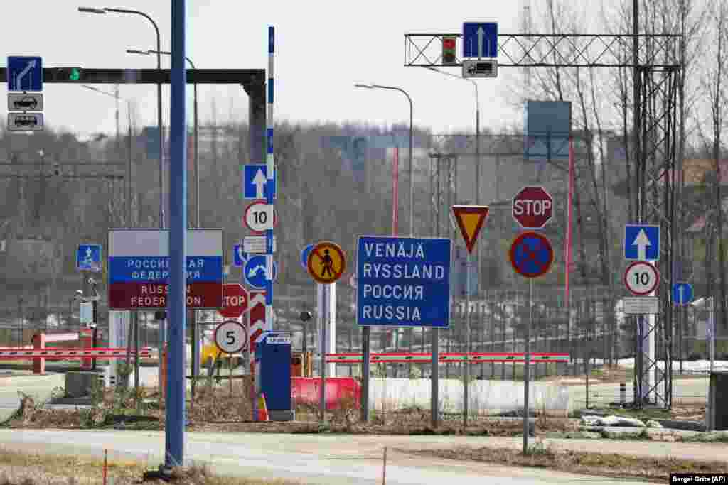 Oznake na graničnom prelazu Pelkola u Rusiji. Brigadni general granične straže Jari Tolpanen rekao je za Reuters da su finski graničari 2022. godine uočili samo 30 ilegalnih prelazaka, dok je oko 800 pokušaja osujetila ruska&nbsp; strana prije nego što su migranti stigli do finske teritorije.