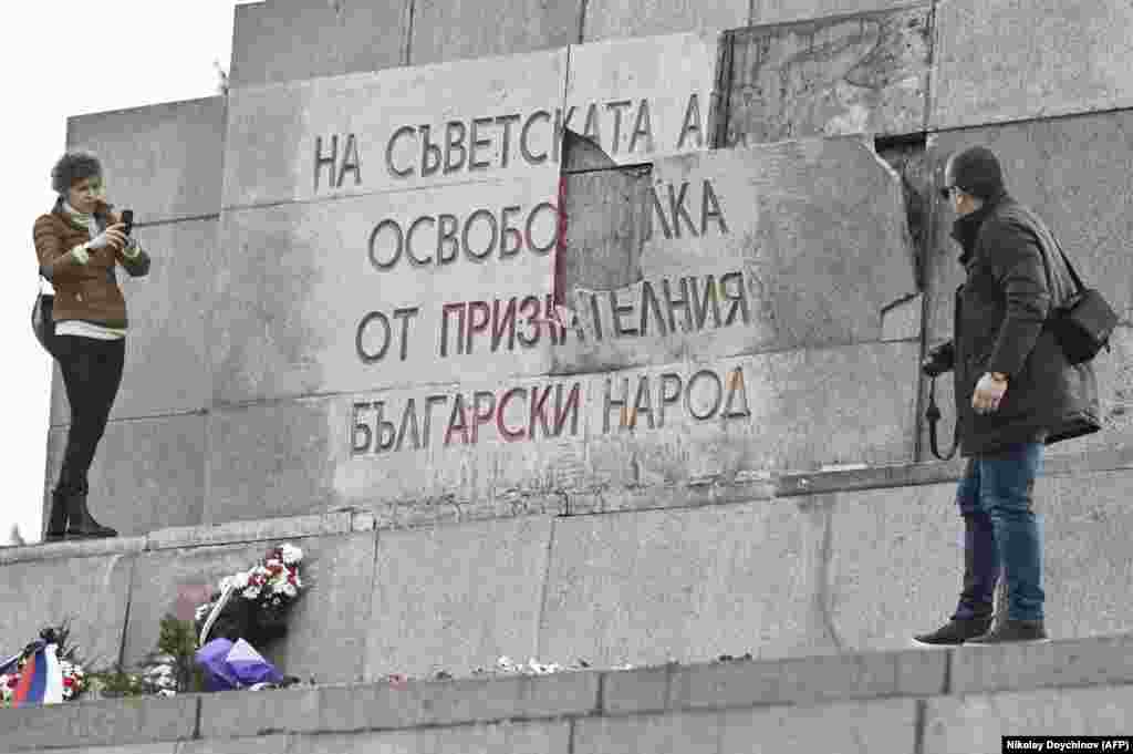 Ovo oštećenje Spomenika sovjetskoj vojsci u Sofiji fotografirano je 23. veljače. Uništene su ploče koje nose poruku: &quot;Osloboditeljima Sovjetske armije od zahvalnog naroda Bugarske&quot;. Riječ je o posljednjem incidentu oštećenja najkontroverznijeg spomenika u Sofiji.