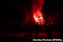 Pjesëmarrësit në kamp gjatë ritualit të zhvilluar natën, kur ata marrin nofkat e tyre.