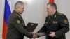 Ministrul rus al apărării, Serghei Șoigu (stânga), și ministrul belarus al apărării, Viktor Hrenin, la Minsk, la 25 mai.