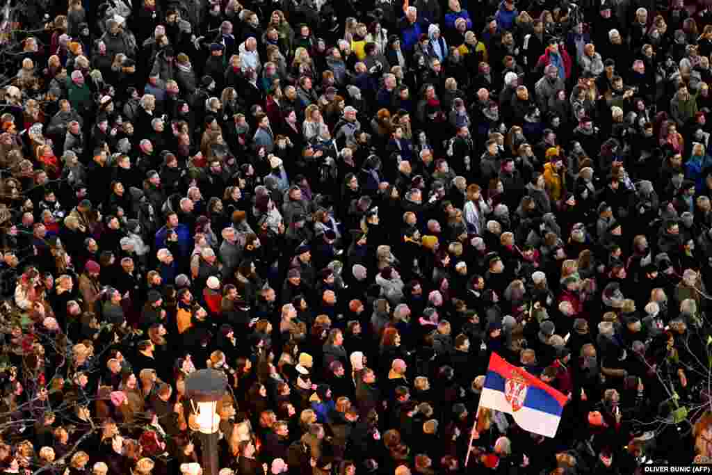 Луѓето се собраа за да ги слушнат говорите за време на митингот. Вучиќ е на власт од 2014 година, прво како премиер, а потоа и како претседател. На претседателските и парламентарните избори во април 2022 година, партијата на Вучиќ освои 60 отсто од гласовите, при што самиот актуелен претседател доби нов петгодишен мандат како претседател.