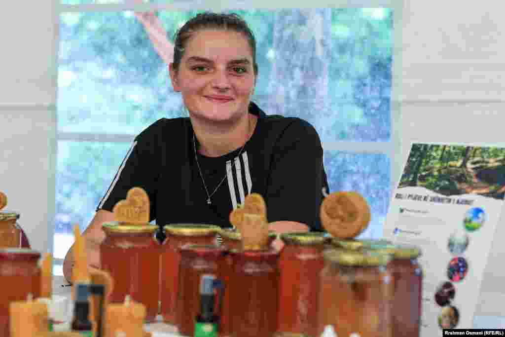  Xhastina Kastrati, nga komuna e Pejës ishte një nga pjesëmarrëset në panair. Ajo tha se puna e saj është vazhdim i biznesit familjar të bletarisë, porse produktet e saj me bazë mjalti janë kryesisht qirinjtë dekorues e produktet kozmetike.