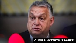 Prim-ministrul Ungariei, Viktor Orbán, vorbește cu jurnaliștii la sosirea la Consiliul European de la Bruxelles, Belgia, 14 decembrie 2023. (EPA-EFE/OLIVIER MATTHYS)