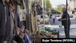Një person duke blerë produkte ushqimore në lagjen multietnike në Mitrovicë të Veriut më 11 tetor 2023. 