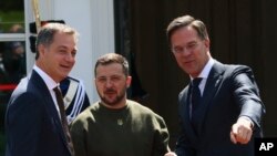 Александър Де Кро (вляво), Володимир Зеленски и Марк Рюте