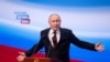 Presidenti rus, Vladimir Putin, duke folur para popullit, pas mbylljes së kutive zgjedhore.