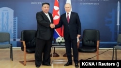 Севернокорейският лидер Ким Чен Ун и президентът на Русия Владимир Путин по време на посещението на Ким Чен Ун на космодрума Восточний, 13 септември 2023 г.