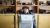 Жена гласува с машина на изборите на 2 април. Снимката е илюстративна