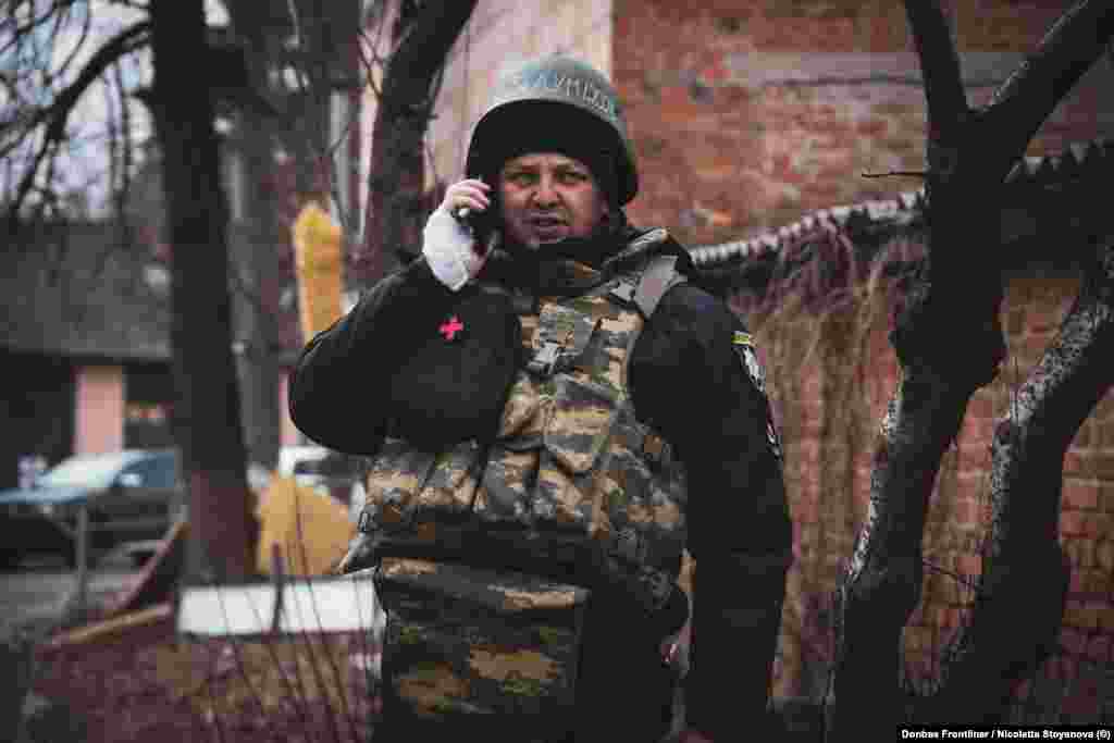 Oleksi Bril, un ofițer al poliției locale, coordonează evacuarea refugiaților. &nbsp;