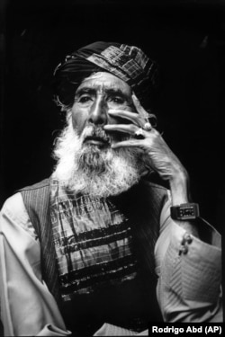 Nabi Atai (74) se pojavio u više od 76 filmova i 12 serija, uključujući i film "Osama" iz 2003. koji je osvojio Zlatni globus. Kada su talibani zabranili filmove, Atai nije imao na šta da se osloni. Sada živi u oskudici.
