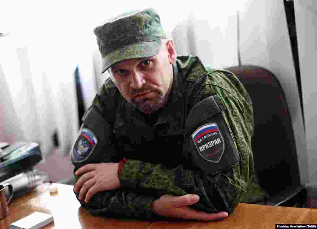 Алексей Мозговой, 1975-2015. Уроженец Луганской области Украины. Служил в украинской армии, но перешел в стран сепаратистов и встал во главе бригады &laquo;Призрак&raquo; так называемой милиции &laquo;ЛНР&raquo;. Он резко критиковал некоторых представителей поддерживаемого Россией сепаратистского руководства. Удивление в свое время вызвало его обещание &laquo;арестовывать&raquo; женщин, которые ходят в рестораны и кафе. В 2014 году Мозговой возглавил &laquo;народный суд&raquo;, который приговорил обвиняемого в изнасиловании к смертной казни на глазах у его кричащей матери. В марте 2015 года Мозговой пережил нападение на автомобиль на дороге под Луганском. Два месяца спустя его колонна снова попала в засаду. Мозговой и еще шесть человек погибли