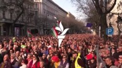 „Elegem van az urambátyámból” – tízezrek hallgatták az Andrássy úton Magyar Péter beszédét