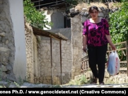 O localnică pe străzile Dasalti/Karintak în iunie 2015.