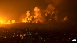 Zjarr dhe tym pas një sulmi ajror izraelit në Gaza, 8 tetor 2023.