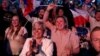 Pristalice Marine Le Pen slave nakon što su preliminarni rezultati prvog kruga glasanja pokazali da njena stranka vodi, Henin - Beuamont, 30. juni 2024. preliminarnih rezultata prvog 