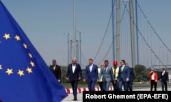 Zyrtarë të lartë, duke përfshirë presidentin e Rumanisë, Klaus Iohannis, (i treti nga e majta) gjatë hapjes së Urës Braila më 6 korrik.