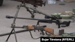 Pushkët e prezantuara nga Policia e Kosovës pas konfiskimit.