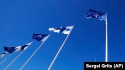 Flamujt e NATO-s dhe të Finlandës në Helsinki, më 4 prill 2023.