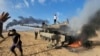 Palestinezët duke festuar pas shkatërrimit të një tanku të Izraelit në Rripin e Gazës. 7 tetor 2023. 