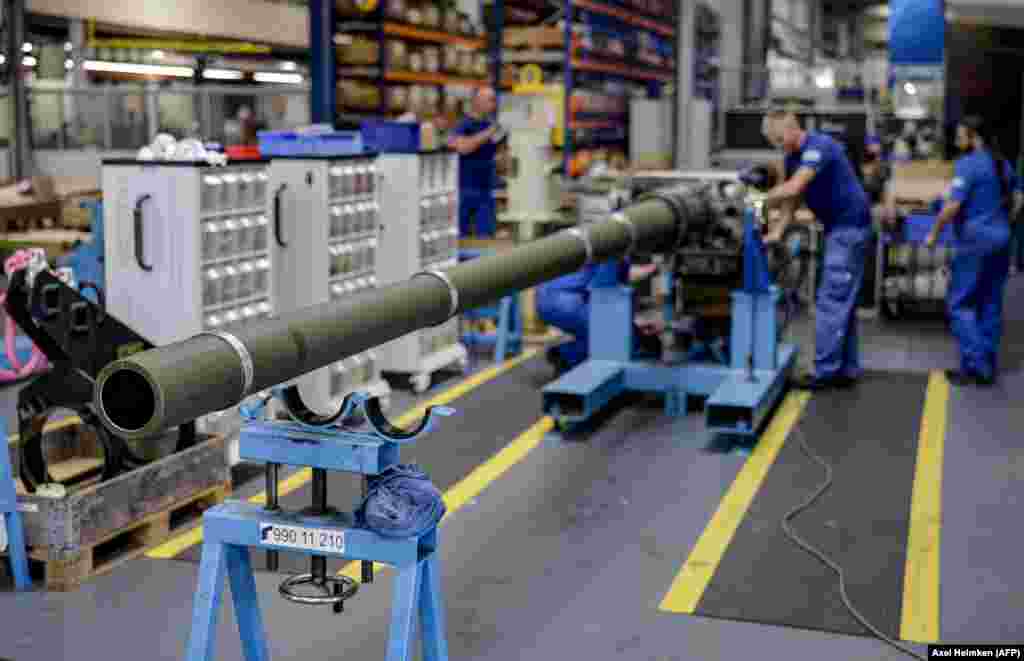 Angajații lucrează la un tun de 120 mm pentru tancurile de luptă Leopard care vor fi livrate forțelor ucrainene.&nbsp; În luna mai s-a anunțat că Rheinmetall va constitui un consorțiu cu compania de armament ucraineană de stat Ukroboronprom, cu scopul &bdquo;de a produce în comun produse Rheinmetall pentru armamentul din Ucraina&rdquo;.
