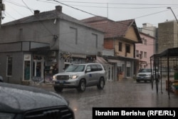 Vetura të EULEX-it duke qarkulluar në Lagjen e Boshnjakëve.