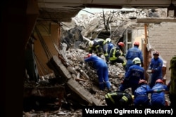 Spasioci tragaju za povrijeđenim i ubijenim u ruskom raketnom napadu u Černihivu, 17. april 2024.