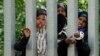 Emigrantëve u është bllokuar hyrja në Poloni nga barrierat metalike të ngritura përgjatë kufirit me Bjellorusinë në pyllin Bialowieza më 29 maj.<br />
<br />
Polonia thotë se Bjellorusia fqinje dhe mbështetësi i saj kryesor, Rusia, qëndrojnë pas rritjes së fluksit të emigrantëve nga Bjellorusia drejt Bashkimit Evropian, një lëvizje kjo për të krijuar një krizë.<br />
<br />
&nbsp;