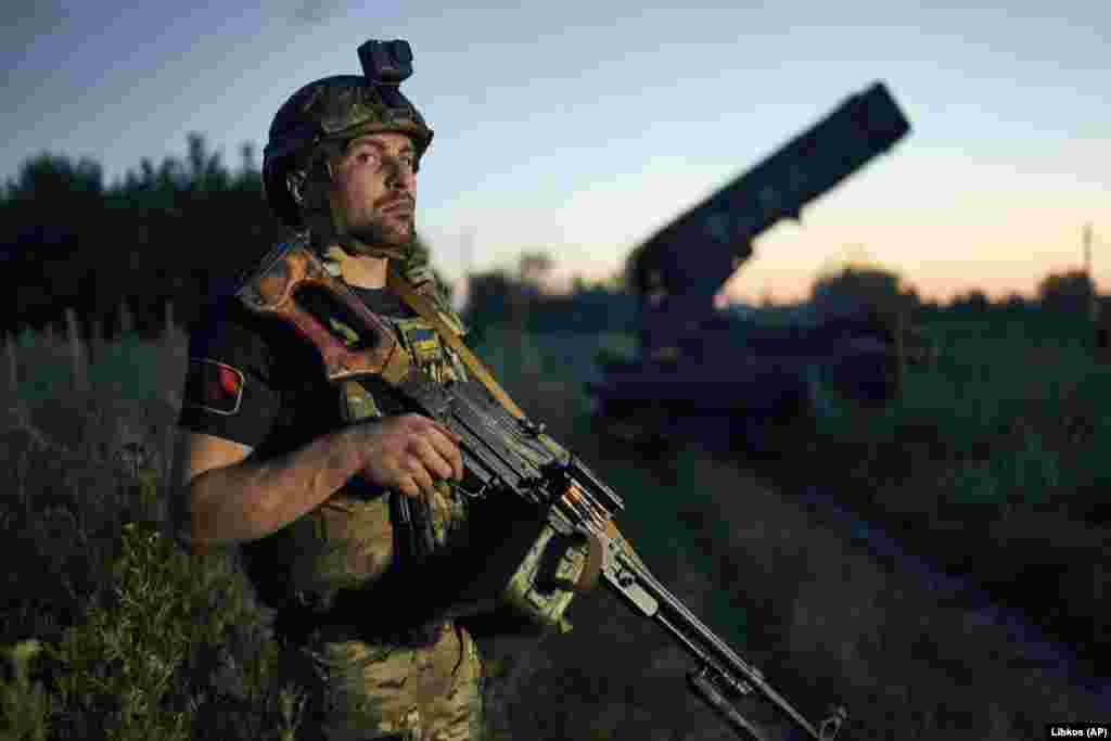 Një ushtar ukrainas duke bërë rojë pranë mjetit të kapur rus. &quot;Trupat tona po kryejnë vëzhgime ajrore dhe çminim të zonës, duke përdorur gjithashtu zjarr artilerie ndaj objektivave të identifikuara të armikut&quot;, tha Malyar në Telegram.