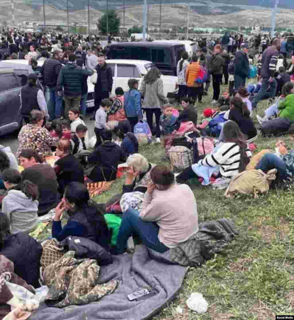 Një fotografi tjetër e publikuar në mediat sociale besohet se shfaq armenët e zhvendosur duke pritur për t&rsquo;u larguar më 21 shtator, afër aeroportit në kryeqytetin de facto të Nagorno-Karabakut, Stepanakert. Avokati i Popullit, Stepanian, ka thënë në mediat sociale se rrugët e Stepanakertit janë &ldquo;mbushur me njerëz të zhvendosur, [të cilët janë] të uritur dhe të frikësuar&rdquo;.