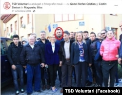 Egy 2014-es fotón Ştefan Godei látható Gabriela Firea mögött