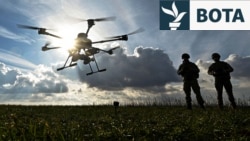 Ushtarë ukrainas duke operuar me një dron të llojit Vampire në rajonin e Zaporizhjës. 2 shkurt 2024. 