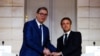 Presidenti serb, Aleksandar Vuçiq, takohet me presidentin francez, Emmanuel Macron, në Pallatin Elysee, në Paris, më 8 prill 2024.