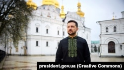 УКРАИНА - Претседателот на Украина, Володимир Зеленски, во близина на главниот храм на Киевско-Печерската лавра, Успение катедрала, сними видео порака во која им го честита Велигден на Украинците. Киев, април 2023 година. 